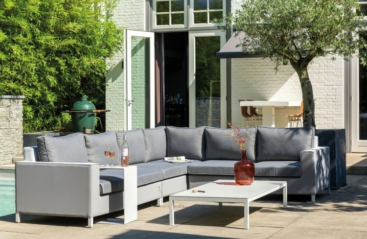 garten lounge grau-gartenmoebel-couchtisch-patio-idee