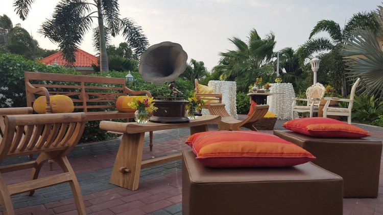 Garten Lounge Ideen -holzmoebel-polsterkissen-palmen-exotisch