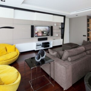 gelbe-lounge-sessel-wohnbereich-holzboden