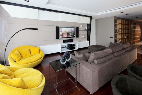 gelbe lounge sessel wohnbereich holzboden