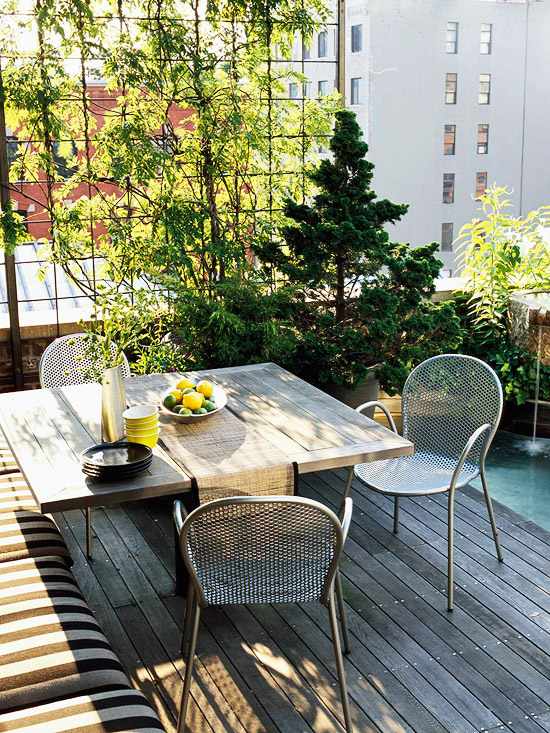 ideen balkon dachterrasse kletterpflanzen patio möbel pool