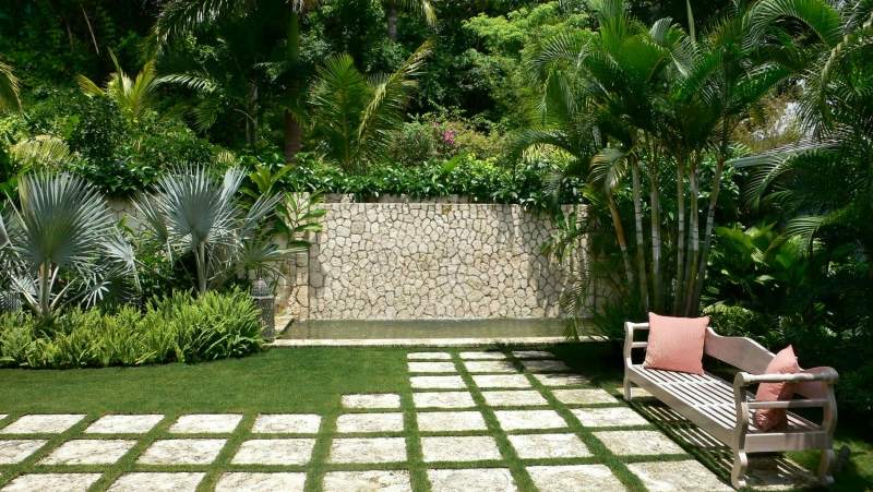 Gestaltungsideen für Terrasse -garten-palmen-pflanzen-exotisch-bank-betonfliesen-rasen