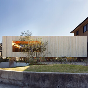 haus-design-in-japan-mit-naturverbindung-fassade