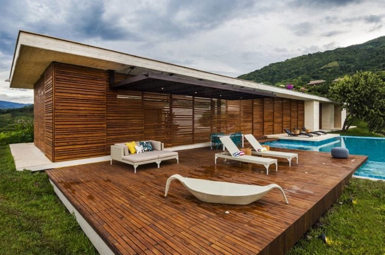 holzdeck-terrasse-ideen-moderne-gartengestaltung-pool-lounge-überdachung