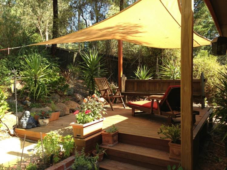 ideen für terrasse sonnensegel-holz-chaiselonge-pflanzen