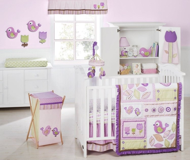 kinderzimmer-vogeln-babyzimmer-violett-lila-weiss-babybett