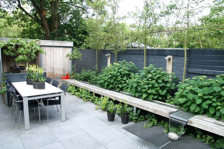 gestaltungsideen für Kleingarten kleiner-garten-terrasse-wasserspiel-wasserspeier-betonplatten-boden