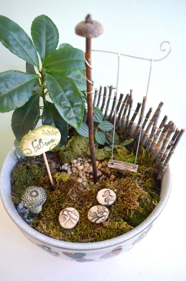 miniatur-garten-moos-pflanzkuebel-zaun-schaukel-pflanze