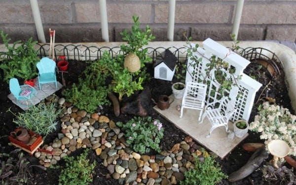 miniatur garten patio möbel kiesweg kleine pflanzen