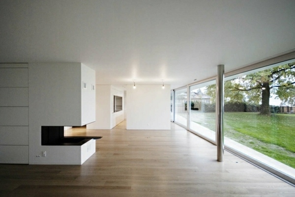 minimalistisches Interieur -Kamin Wohzimmer