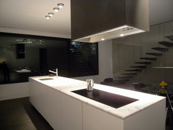 minimalistische Kücheninsel Küchentheke schwarz-weiß