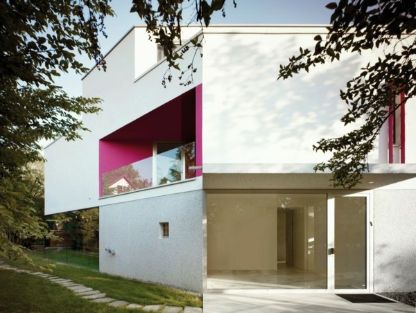 moderne Haus-Fassade-rosa Terrasse