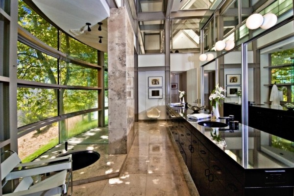 moderne luxushaus aus stein und glas badezimmer