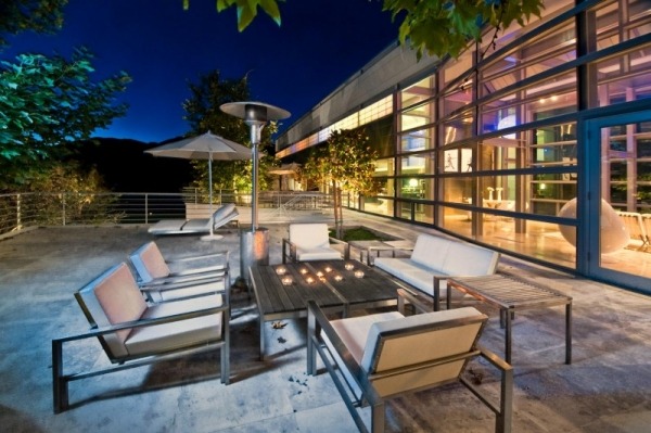 moderne luxushaus aus stein und glas patio bereich
