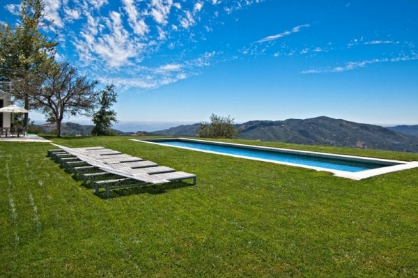 moderne luxusvilla aus stein und glas schwimmbad