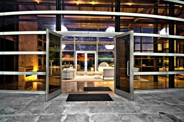 moderne luxusvilla aus stein und glas zugang terrasse