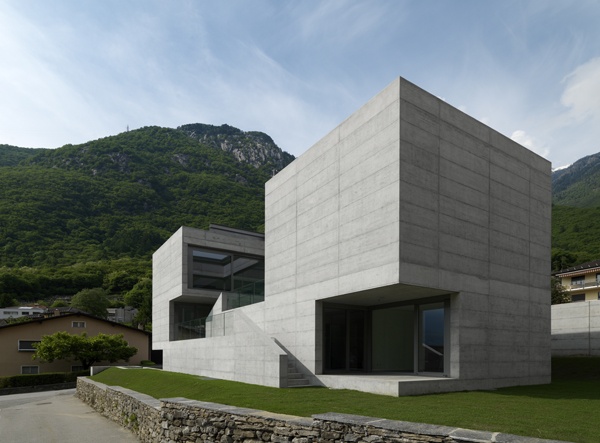 minimalistische-graue Betonfassade