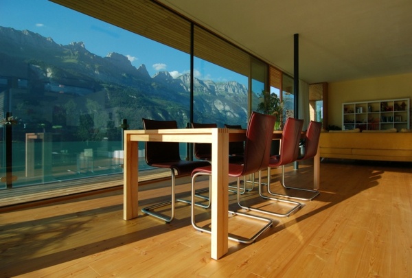 modernes Holzhaus-traumhafte Sicht Gebirge