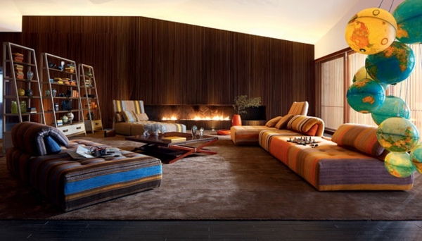 modernes Wohnzimmer-Kamin farbig-gepolstertes Sofa