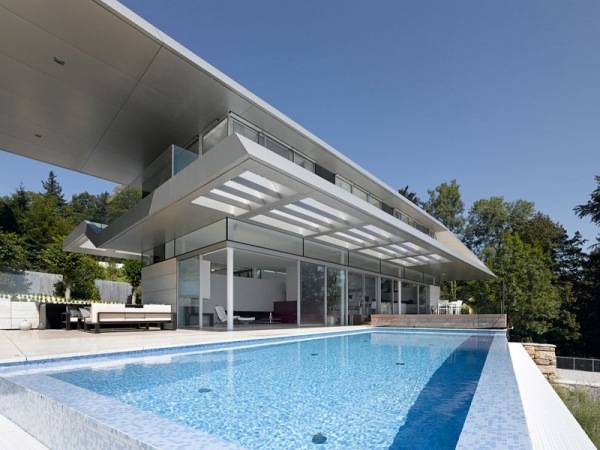 modernes hausdesign mit panoramablick schwimmbecken