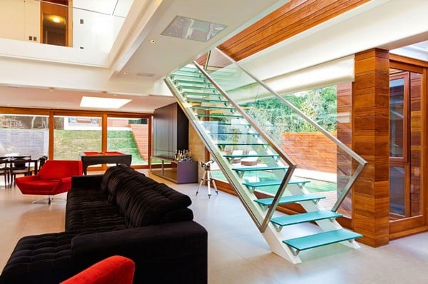 geräumiger Wohnbereich Glastreppe