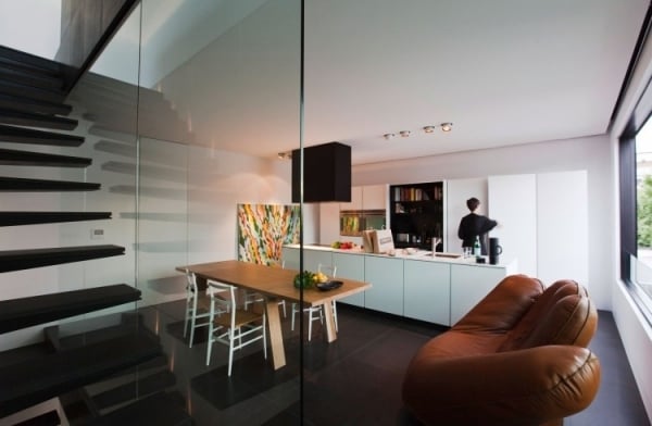 offener Wohnraum-Treppe schwarz-Sofa weiße Küche