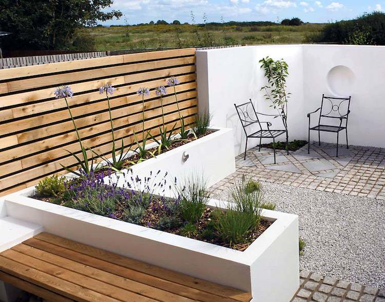 pflegeleichter-kleingarten-terrassen-modern-design-holz-lavendel