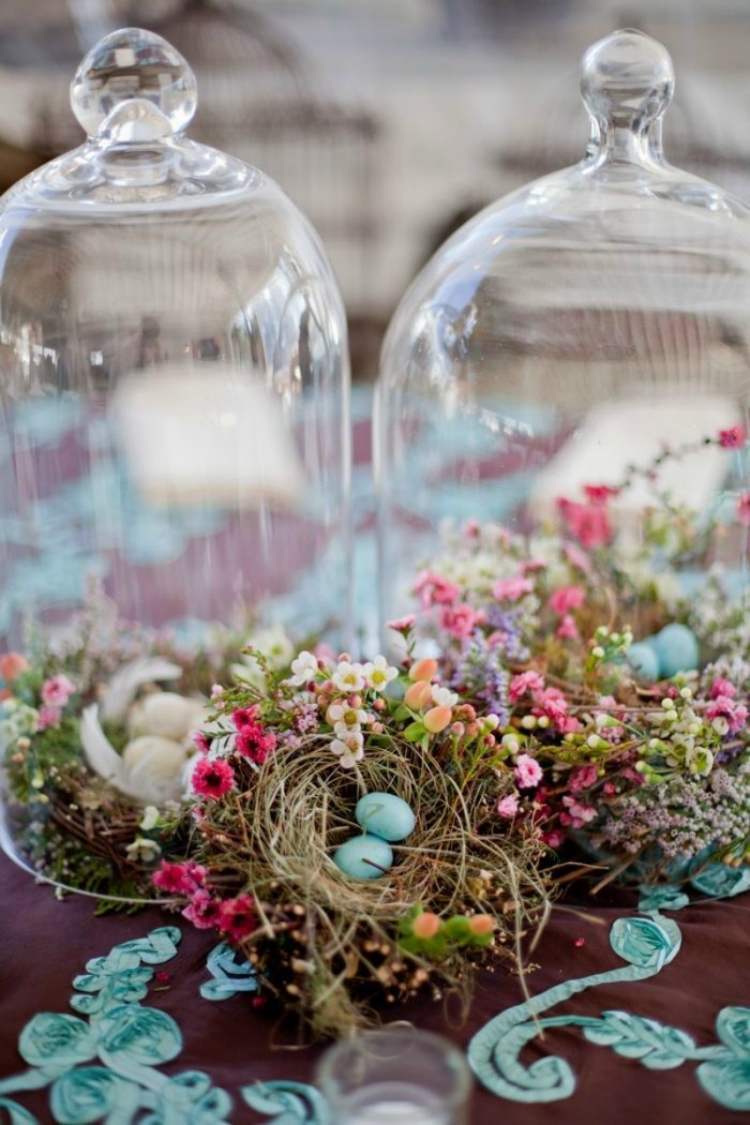 rustikale-fruehlingsdeko-ideen-tischdeko-glasglocke-mini-nest-blumen-eier