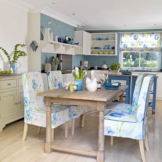 rustikale frühlingsdekoration landhaus küche blau weiß