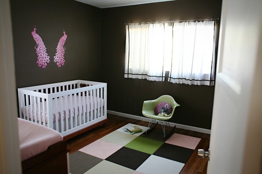 schokoladenbraun babyzimmer teppich rosa pfau aufkleber