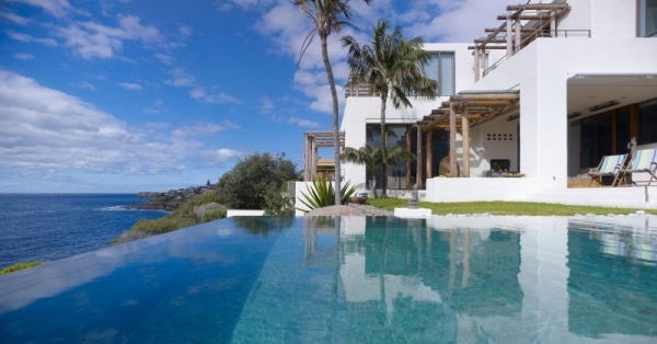 strandhaus infinity pool mit meerausblick panoramablick
