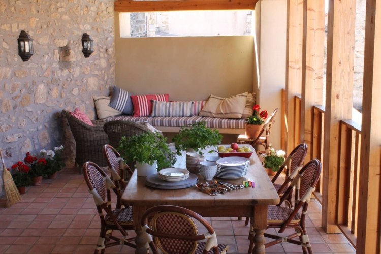 terrasse gestalten esstisch mediterran sofa lounge stein wand
