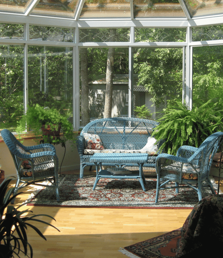 terrasse gestalten sonnig wintergarten idee blau korbmoebel orientteppich