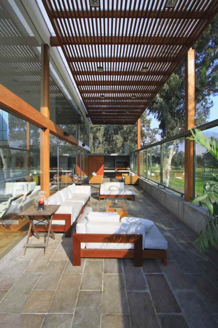 terrasse-veranda-verglasung-gross-langlich-holz-naturstein-sitzmoebel-polster