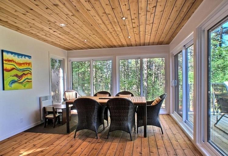 terrasse-veranda-verglasung-raum-decke-fussboden-holz-tisch-stuehle-kunststoffrattan