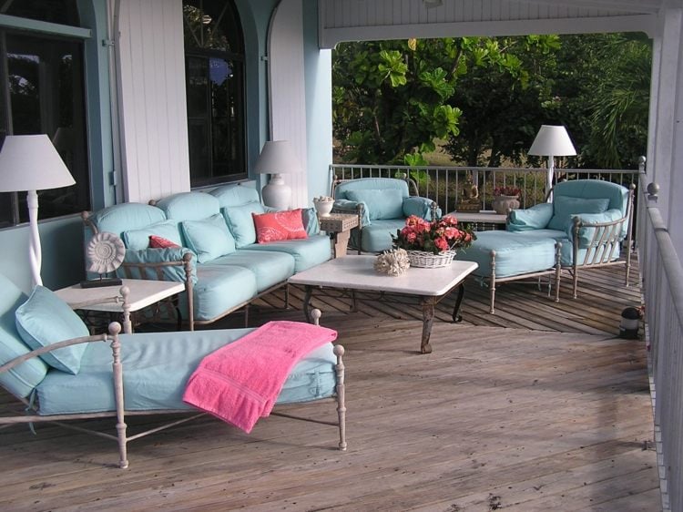 terrassen gestaltung veranda hellblau chaiselonge sofa sessel hocker
