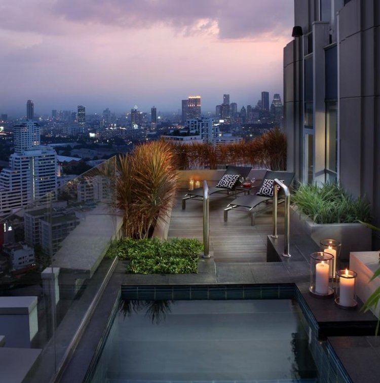terrassengestaltung-garten-tipps-dachterrasse-pool-modern-kerzen-ausblick