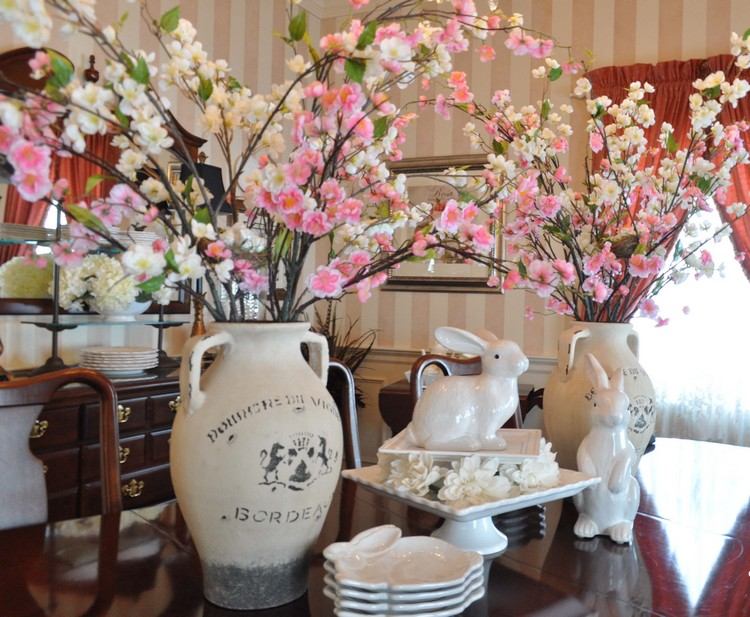 Tischdeko mit Blumen fruehling-kirschzweige-vintage-vasen-porzellan-hase-tortenstaender