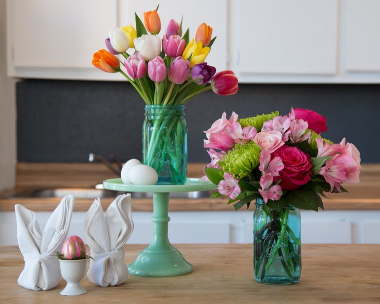 Tischdeko mit Blumen tulpen-rosen-verschiedene-farben-glaeser