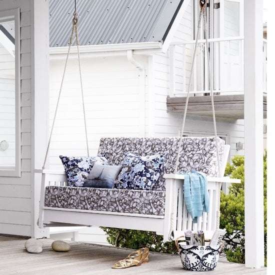 veranda schaukel holz weiß blaue dekorative kissen