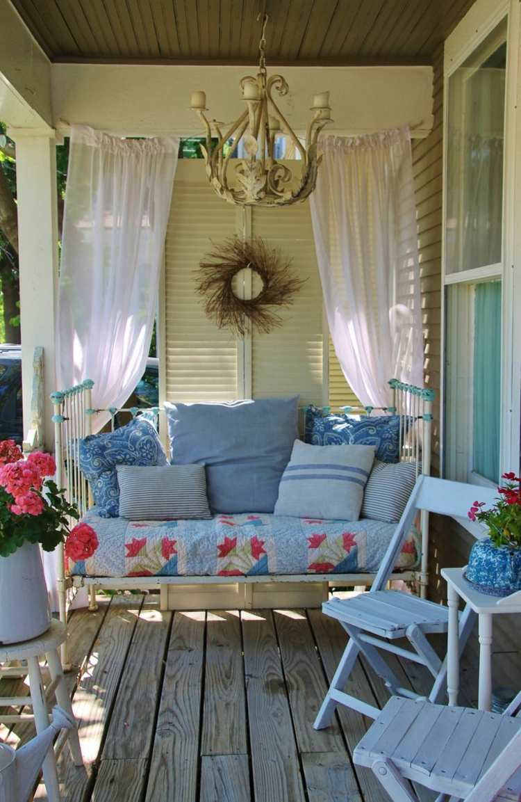 veranda vintage blau polster kissen holz moebel