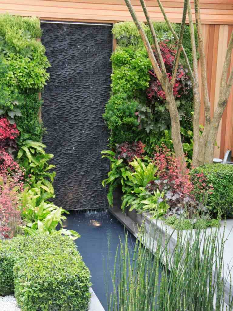vertikale gärten wasserfall idee baum teich buchsbaum hecke