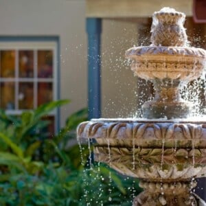 wasserspiel für garten brunnen klassisch deko idee romantisch