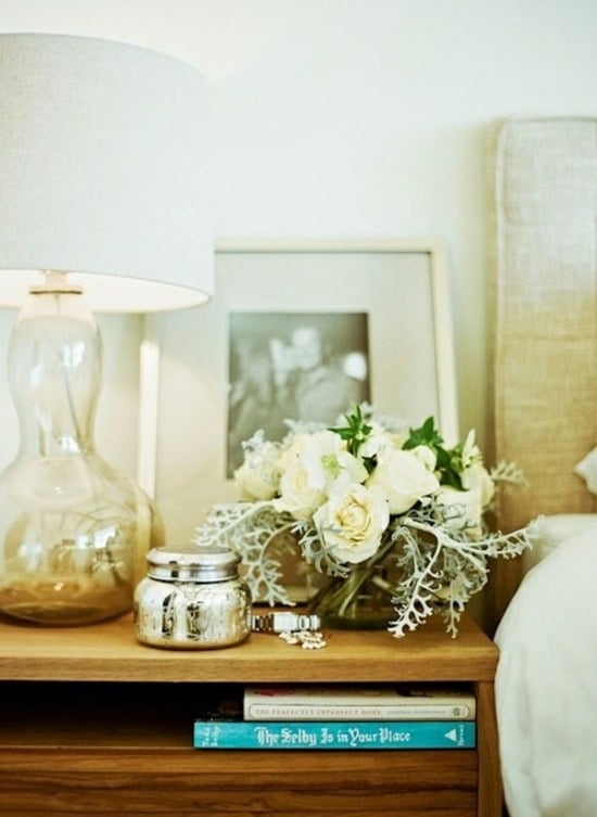 weiße Blumen Nachttisch Schlafzimmer