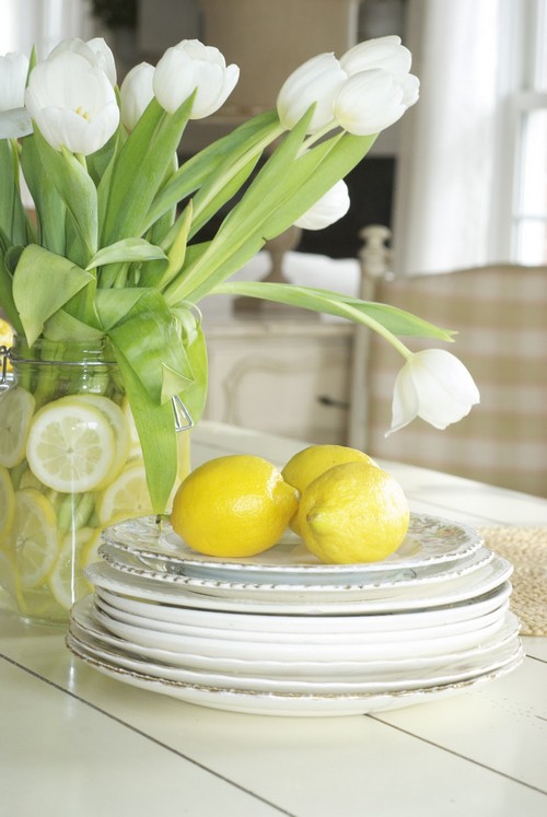 weiße Tulpen Zitronen-Tisch dekorieren