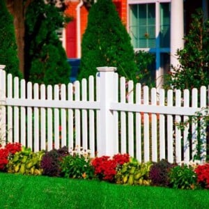 weißer-lattenzaun-garten-selber-bauen