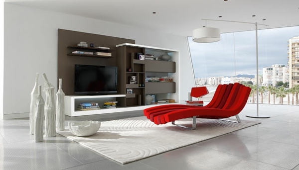 weißes Wohnzimmer-roter Sessel
