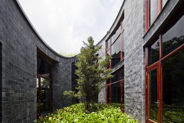 wohnhaus aus stein mit interessantem design torus