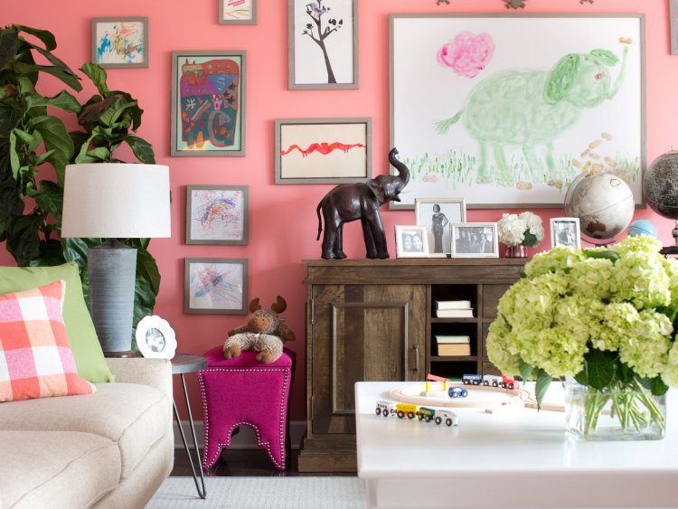 wohnideen-fruehlingsdeko-ideen-wandfarbe-pink-kinderbilder-hortensien-wohnzimmer