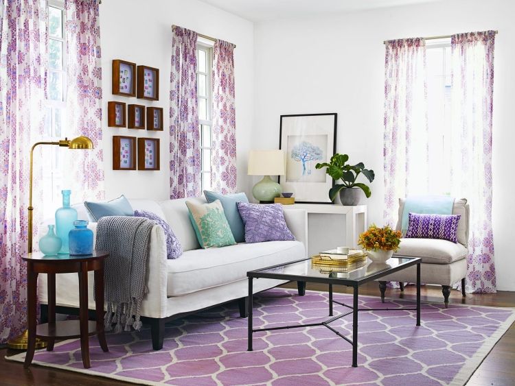 wohnideen-fruehlingsdeko-ideen-wohnzimmer-violett-weis-ornamente-muster
